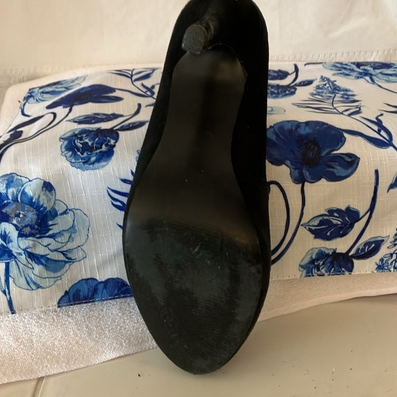 Guess Women’s Black Suede T-Strap 4 1/2” Stiletto Sz 9 Heels-small G on heels - Picture 9 of 13